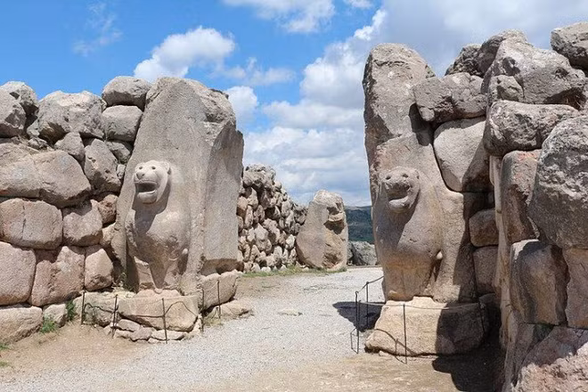 Tộc người được mệnh danh là "Dân biển" chính là thủ phạm đằng sau sự xâm lăng này, và chính họ cũng là kẻ thù không đội trời chung với dân tộc Ai Cập cổ.