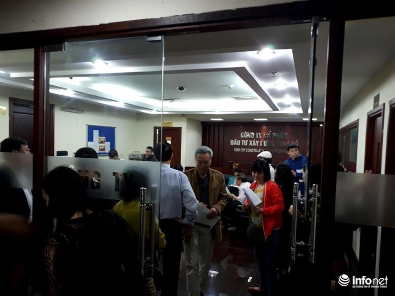 Người mua nhà tại dự án Discovery Complex (Cầu Giấy, Hà Nội) đến trụ sở Công ty Cổ phần Đầu tư Xây dựng Kinh Đô (Kinh Đô TCI Group) ở 93 Lò Đúc tiếp tục gửi đơn kiến nghị. Ảnh: Minh Thư.