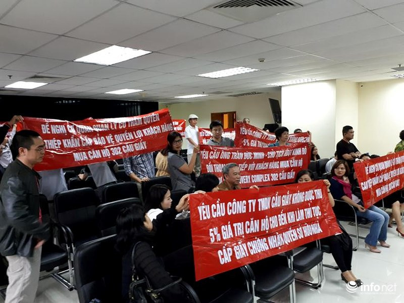 Nhiều yêu cầu thể hiện rõ trong nội dung các băng rôn của người mua nhà tại dự án Discovery Complex. Ảnh: Minh Thư.