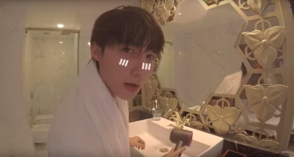 Gương trong nhà tắm của nam ca sĩ cũng rất tinh tế.