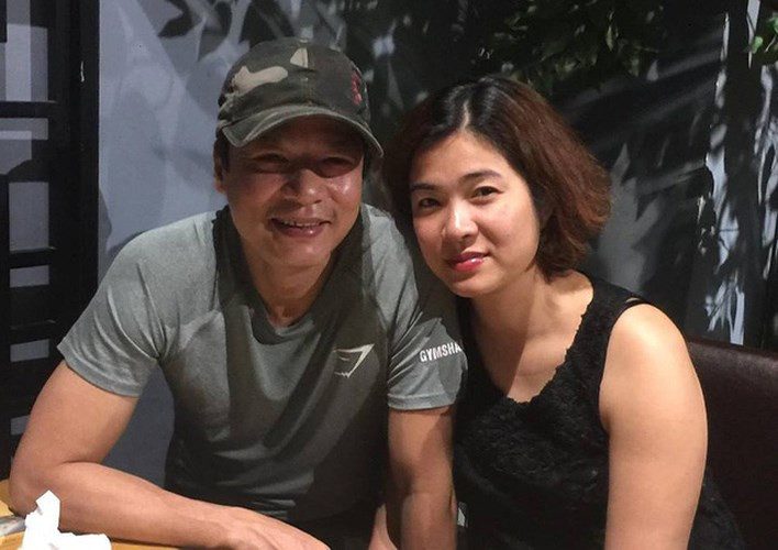 Ở độ tuổi 50, Võ Hoài Nam vẫn giữ nguyên chất thô mộc, bụi bặm trong tính cách. Chỉ khi nhắc về vợ con mới thấy anh tình cảm và ánh mắt luôn lấp lánh hạnh phúc. Anh cùng vợ mở nhà hàng nhỏ trong khu tập thể một trường đại học, sống yên bình, giản dị.