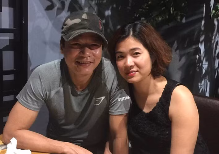 Ở độ tuổi 50, Võ Hoài Nam vẫn giữ nguyên chất thô mộc, bụi bặm trong tính cách. Chỉ khi nhắc về vợ con mới thấy anh tình cảm và ánh mắt luôn lấp lánh hạnh phúc. Anh cùng vợ mở nhà hàng nhỏ trong khu tập thể một trường đại học, sống yên bình, giản dị.