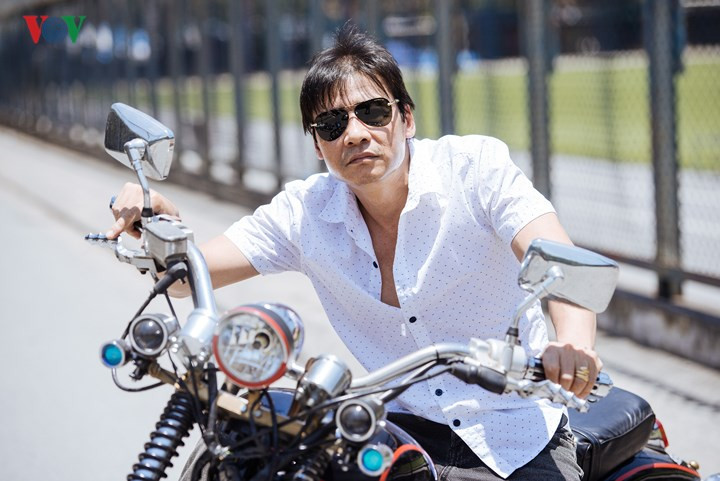 "Thiên hạ có tiền thì đi Bentley, Audi, còn tôi chỉ có Honda. Đấy cũng chỉ là một loại phương tiện, nhưng trên xe có người chở bồ bịch gái gú, có người chở phường trộm cắp, nghiện hút, lừa đảo... Tôi chở vợ con, lấy tiếng cười của vợ con làm niềm vui sống. Vậy là đủ", Võ Hoài Nam chia sẻ.