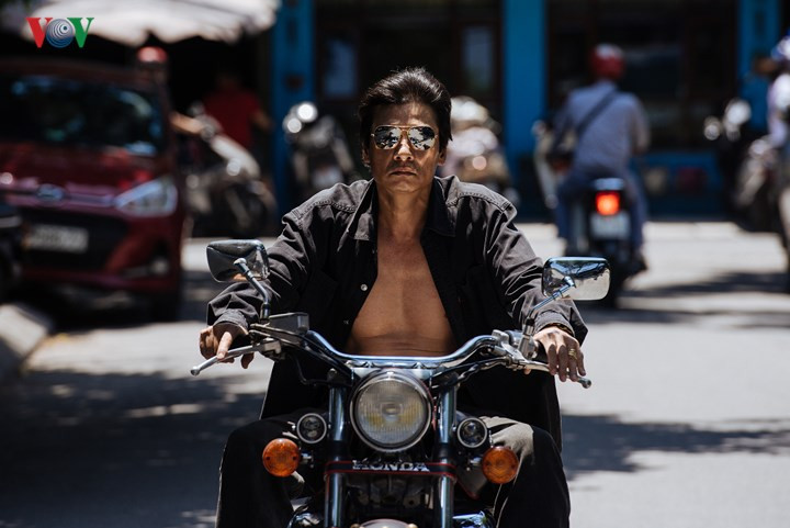 Anh "cảnh sát hình sự" Chiến điển trai một thời giờ đã bước sang tuổi 50 nhưng vẫn đậm đặc chất phong trần, lãng tử.