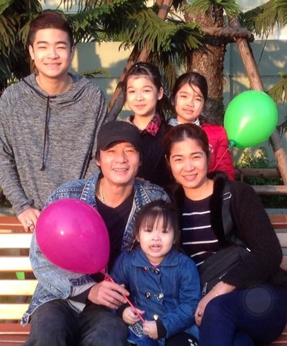 NSƯT Võ Hoài Nam tâm sự thích có nhiều con, dù vất vả nhưng gia đình rộn rã tiếng cười là sự bù đắp với tuổi thơ thiếu thốn tình cảm của anh.