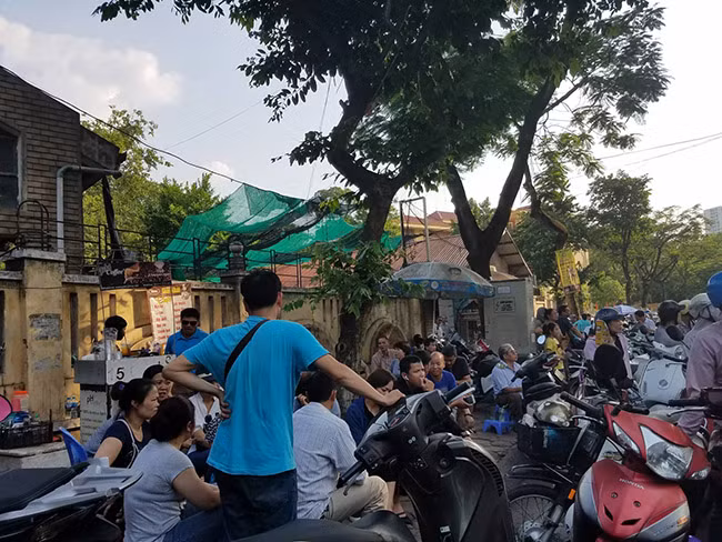 Rất đông phụ huynh ngồi tại các quán cóc vỉa hè chờ thí sinh kết thúc môn thi.