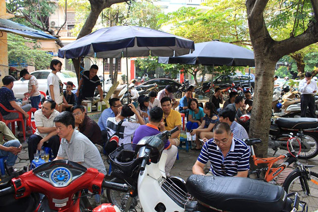 Một quán nước mía hoạt động trên vỉa hè ngay cạnh điểm thi THPT Cầu Giấy.
