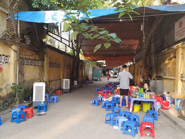 Quán bán nước của cô T.Bình duy trì được hơn 10 năm và chỉ hoạt động trong những ngày thi.