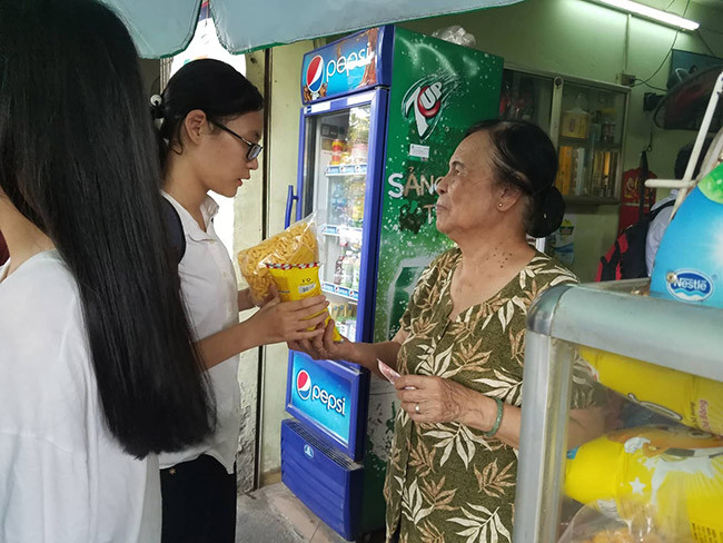 Hoạt động kinh doanh tấp nập trong ngày thi đầu tiên.