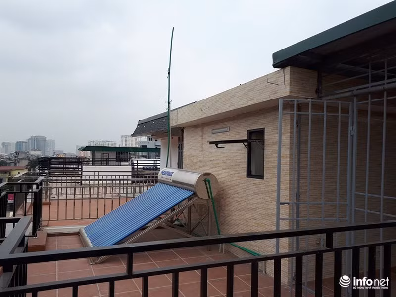 Có căn liền kề còn được xây gạch, lát đá, đổ bê tông kiên cố như thế này. Ảnh: Minh Thư.