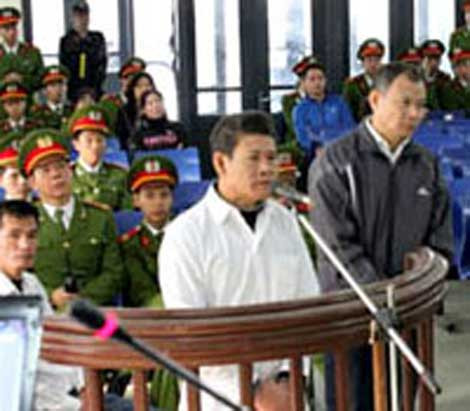 Nguyễn Tiến Phương (áo trắng) tại phiên tòa xét xử.