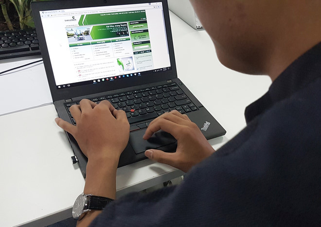 Các khách hàng cá nhân của Vietcombank sẽ chịu biểu phí mới từ ngày 1/3. Ảnh minh họa: Ngô Minh.