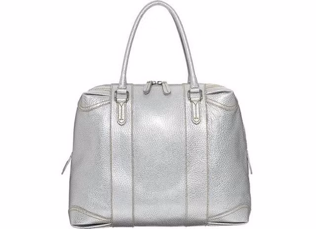 Chiếc túi Fendi Selleria này được làm từ hai loại da động vật quý hiếm và đắt nhất thế giới: Chồn zibeline và sóc sinsin. Chiếc túi có giá 38.000 USD.