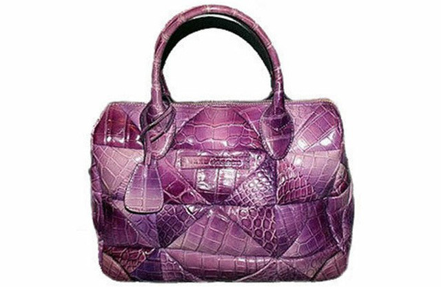 Làm từ da cá sấu màu tím, chiếc túi xách Carolyn của Marc Jacobs có giá tới 30.000 USD. Đây là một trong những mẫu túi phổ biến nhất của Marc Jacob.