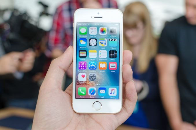 Giá cả hợp lý, dễ tiếp cận - iPhone X là chiếc điện thoại đắt nhất mà Apple từng bán ra với mức giá 1.000 USD. Nó cao hơn rất nhiều khi so với giá chỉ từ 350 USD của iPhone SE. Với mức giá rẻ hơn, nhiều người dùng có thể tiếp cận với iPhone SE kể cả học sinh, sinh viên hay những người không muốn chi quá nhiều tiền cho một chiếc điện thoại.