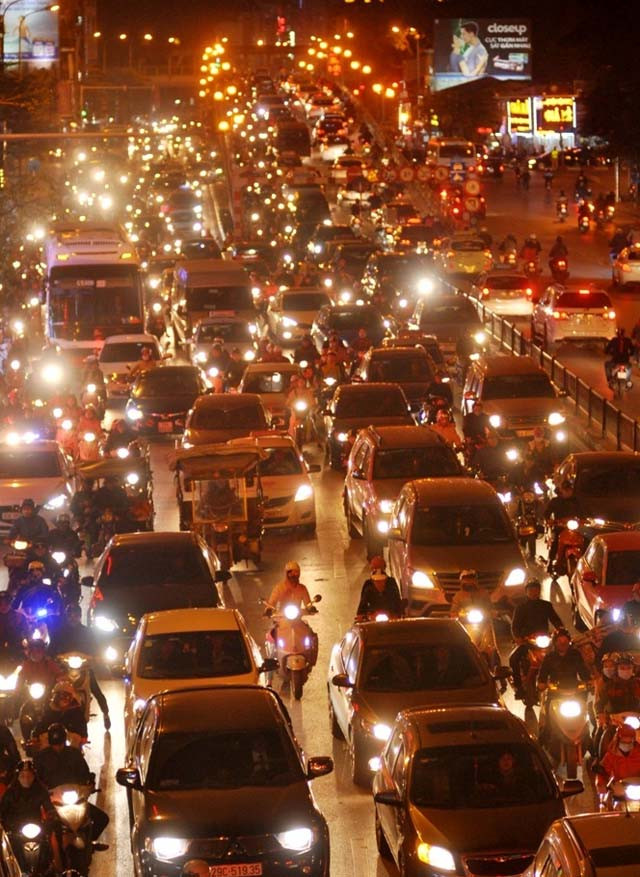 Tình tình trạng tắc nghẽn giao thông tại nhiều tuyến phố trung tâm Hà Nội đã trở nên vô cùng cấp bách. Ảnh phố Giảng Võ.