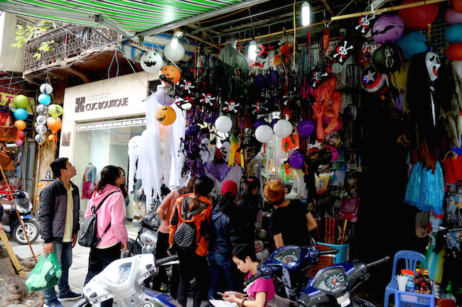 Ngày hội hóa trang Halloween được du nhập vào Việt Nam từ lâu và những năm gần đây, cũng như ngày lễ Noel, Halloween được giới trẻ Việt Nam đón nhận rất nồng nhiệt.