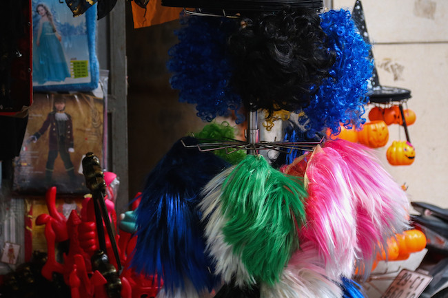 Như mọi năm, tóc giả đầy màu sắc vẫn được bày bán.