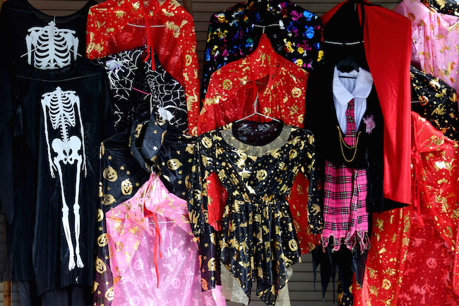 Từ những trang phục hoá trang đơn giản như áo choàng phù thủy đến quả bí ngô đầy màu sắc đều có đủ.