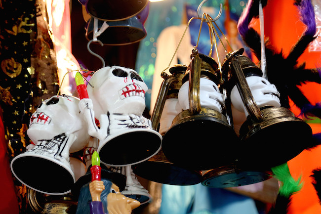 Đèn bão cũng được biến hoá thành sản phẩm trang trí, làm cho nhiều người đi qua không tránh khỏi sợ hãi.