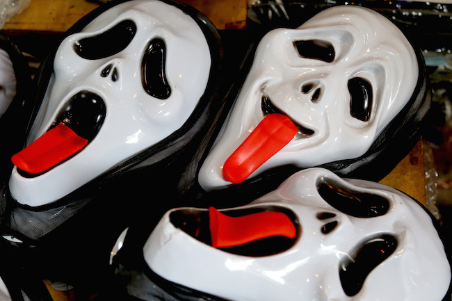 Mặt nạ thần chết thông thường được bán với giá 30.000 đồng. Nhưng buổi tối khi đắt khách, các mặt hàng này đều được bán với giá gấp đôi, thậm chí gấp ba.