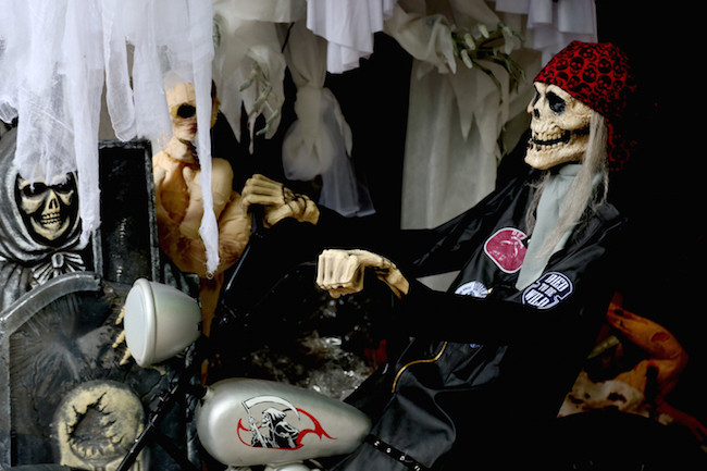 Hình ảnh một bóng ma cưỡi xe máy đập vào mắt rất nhiều vị khách.