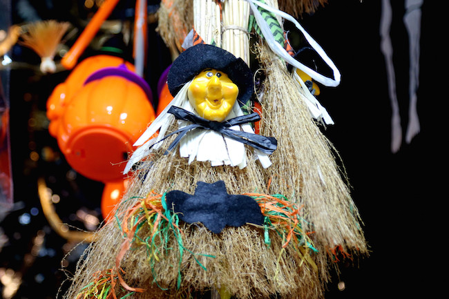 Hình ảnh phù thủy, chổi bay vẫn là điểm đặc trưng cho ngày lễ Halloween.