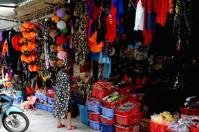 Người bán hàng cũng mặc cho mình một bộ đồ phù thuỷ để dễ dàng gây sự chú ý cho người đi đường.