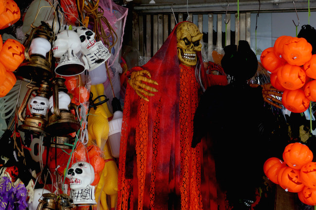 Đa số những đồ hoá trang kinh dị này chỉ dành cho khách trên tuổi vị thành niên.