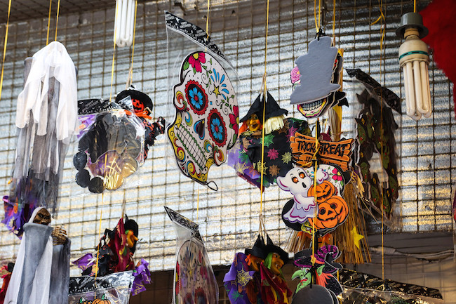 Không chỉ vậy nhiều hình thù quái dị cũng in trên miếng decal nhằm trang trí cho ngày lễ Halloween.