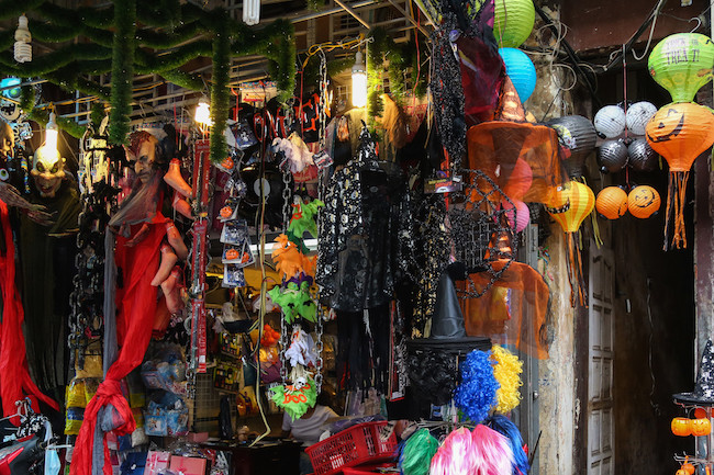 Một số người bán hàng cho biết các mặt hàng được bán với giá từ vài chục nghìn cho đến hàng triệu đồng.