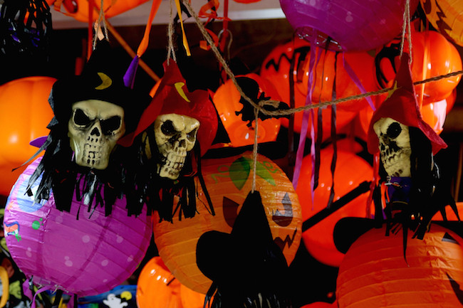 Mặt nạ ma quỷ được treo kèm đèn chiếu tạo cảm giác rùng rợn hơn.