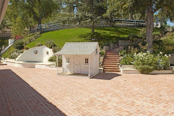 Gần đây Miley đã định cư hẳn ở Malibu, California nên cô quyết định rao bán khu này với giá 5 triệu USD bằng lúc mua.