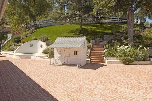 Gần đây Miley đã định cư hẳn ở Malibu, California nên cô quyết định rao bán khu này với giá 5 triệu USD bằng lúc mua.