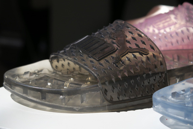 Dép lê Fenty Puma Jelly Slides có ba màu: hồng, đen và xanh dương.