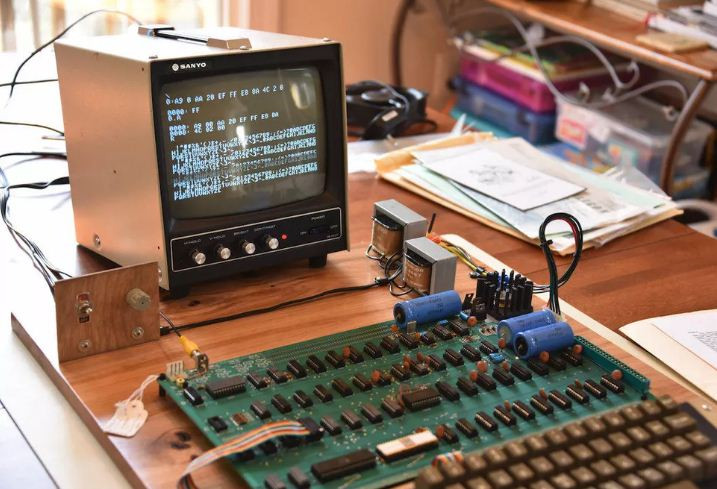 Chiếc máy tính Apple 1 đang được đấu giá. Giá khởi điểm được đưa ra là 70.000 USD, Theo CharityBuzz, giá bán ra của chiếc máy này có thể lên tới 600.000 USD.