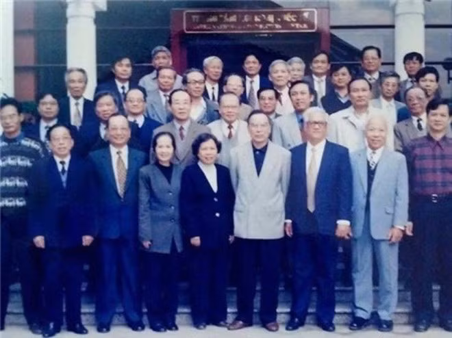 Cố Thủ tướng Phan Văn Khải và các thành viên ban nghiên cứu.