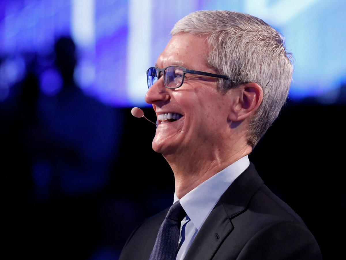 CEO của Apple, Tim Cook đã kiếm được 12,8 triệu đô la trong năm 2017.