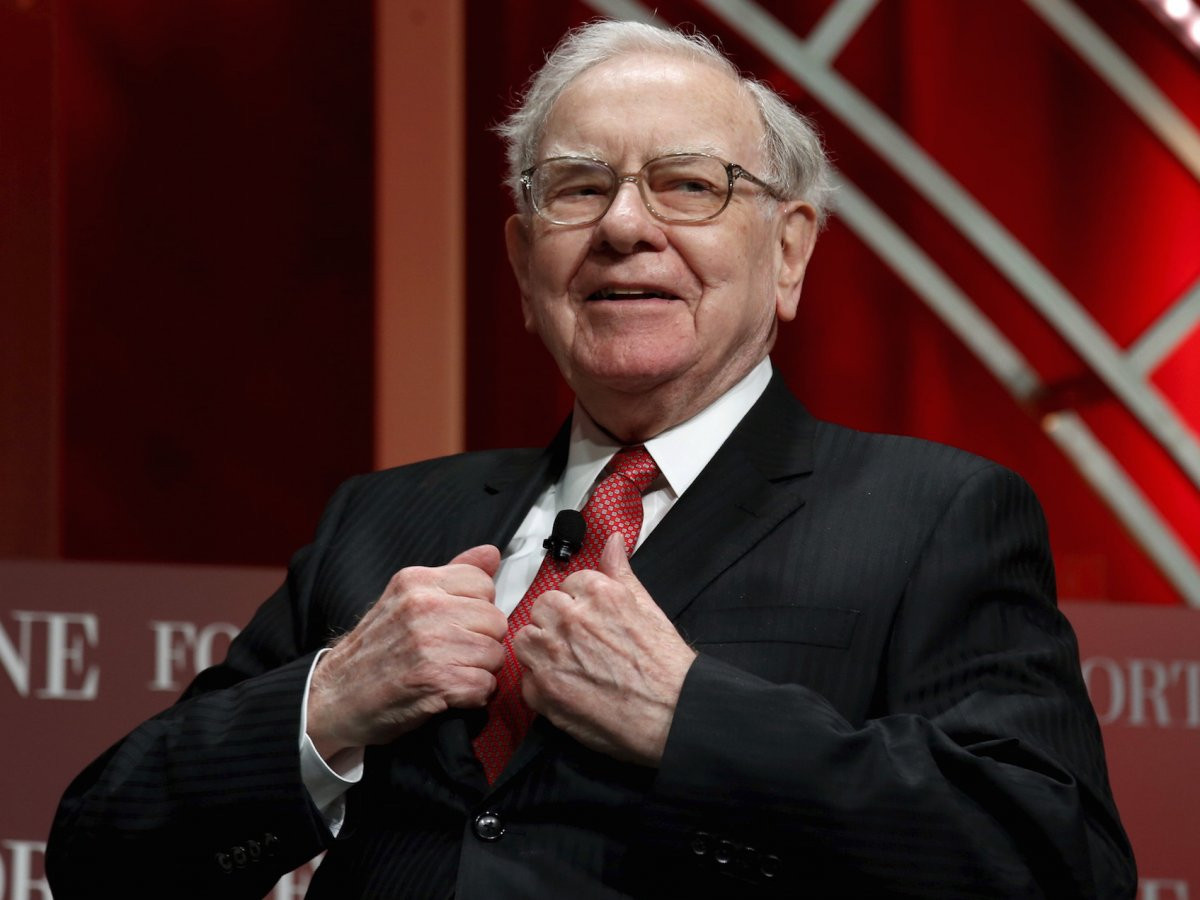 Warren Buffett, chủ tịch và CEO của Berkshire Hathaway sở hữu khoảng 93 tỷ USD.