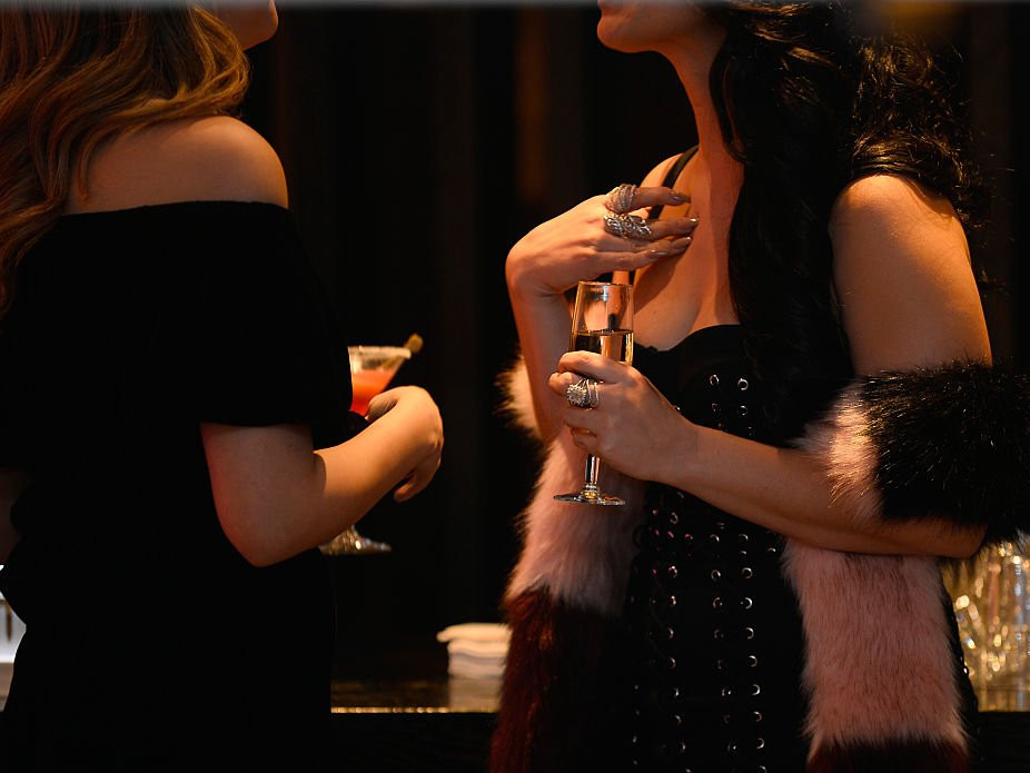 Những bữa tiệc xa hoa trở thành điều tất yếu trong cuộc sống của hội nhà giàu.