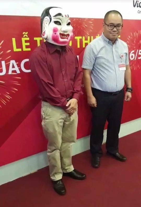 Nhiều người hoài nghi về đôi giày của người trúng thưởng rất giống với giày chủ điểm bán.