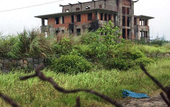 Những ngôi nhà kiên cố được xây dựng rồi... bỏ hoang.