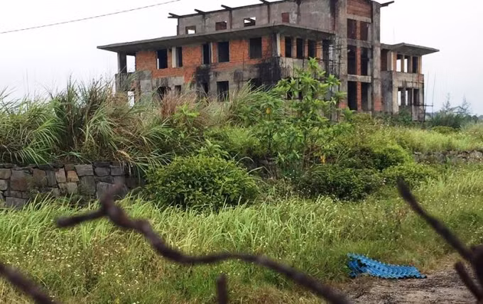 Những ngôi nhà kiên cố được xây dựng rồi... bỏ hoang.