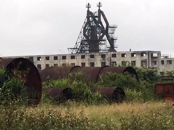 Những tòa nhà vừa xây dựng đã bỏ hoang.