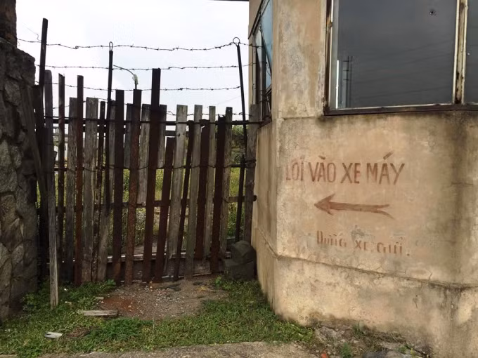 Cổng vào được hoàn thành bằng cách thanh gỗ tạm bợ hàng chục năm trời.