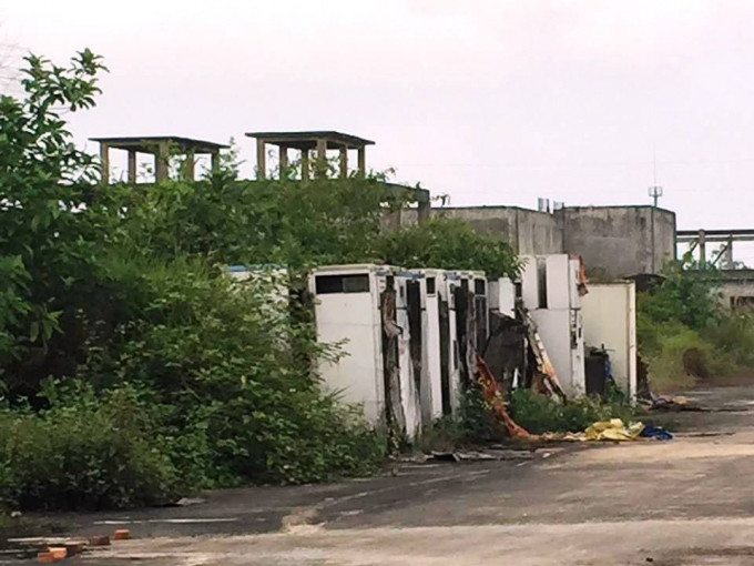 Thiết bị vứt chỏng chơ hàng chục năm trời phơi sương phơi nắng như thế này.