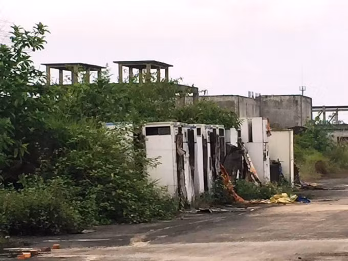 Thiết bị vứt chỏng chơ hàng chục năm trời phơi sương phơi nắng như thế này.