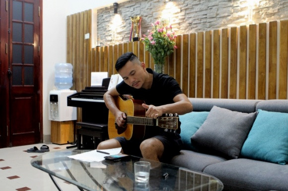 Phòng khách là nơi để anh ngồi sáng tác những ca khúc mới.