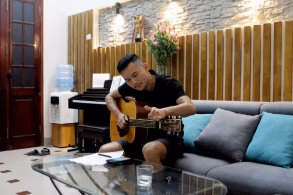 Phòng khách là nơi để anh ngồi sáng tác những ca khúc mới.