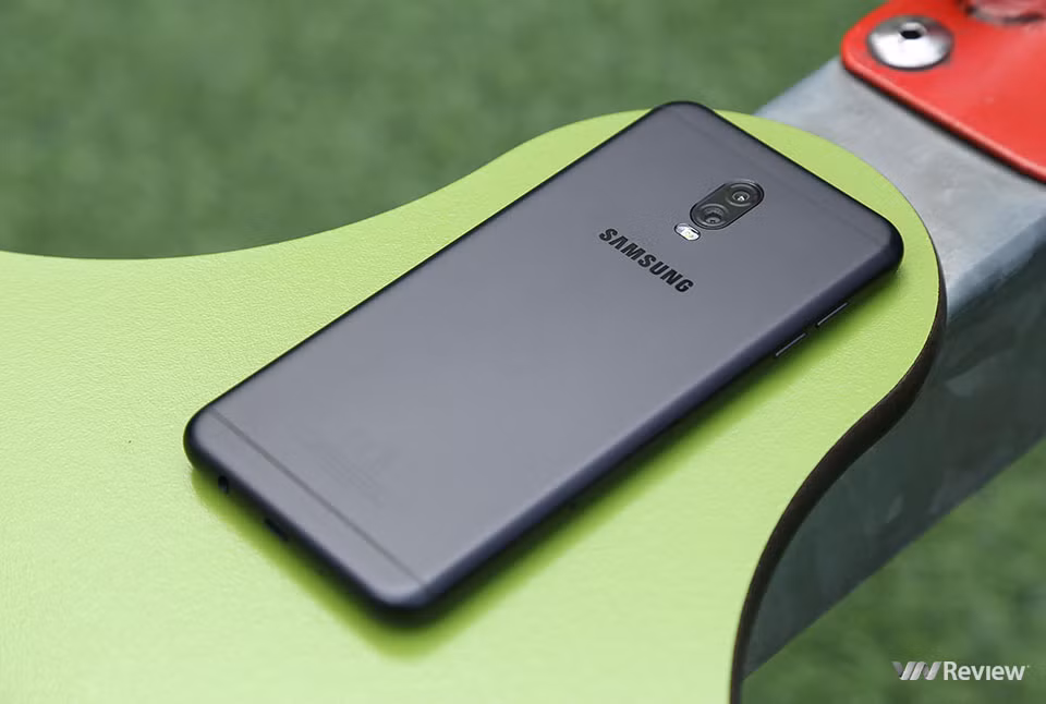 Mo hop Samsung Galaxy J7 Plus chinh hang vua len ke hom nay-Hinh-9
